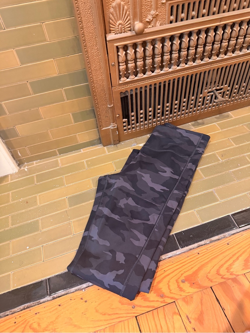 Athleta Women’s 7/8 Small Tall Black Camo Cargo Pants